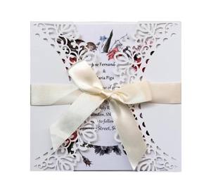 Invitation élégante blanche découpée au laser avec ruban de soie et carte florale