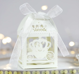 Boîte à bonbons mariage carrosse blanc découpé au laser avec ruban élégant