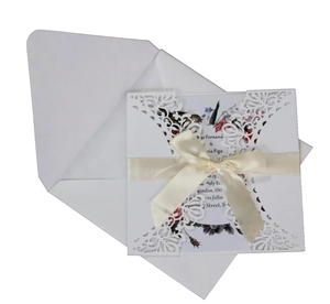 Invitation de mariage blanche découpée au laser avec insert floral et ruban crème