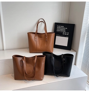 Detailweergave van de vintage PU-leren shopper met studs en metalen afwerkingen