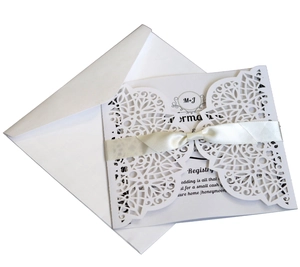 Elegante invito di nozze bianco tagliato al laser con busta e nastro di raso color crema