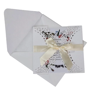 Invitaciones de boda caladas con láser con cinta blanca y juego de sobres a juego