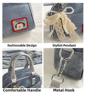 Détail du sac à main en jean bleu avec broderie chien TROTRO et breloque en perles