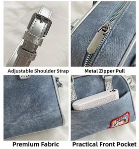 Détails des ferrures en argent sur la bandoulière et écusson de chien sur le sac en jean