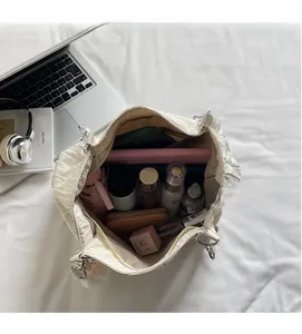 Vista dall'alto dell'interno della borsa tote bianca a pieghe con grande capacità