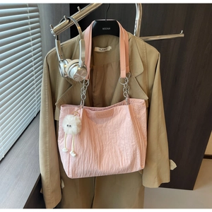 Borsa tote rosa a pieghe con catena d'argento e ciondolo a forma di peluche
