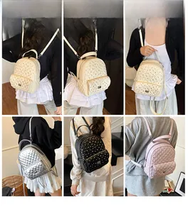 Mini zaino trapuntato da donna con borchie e diverse opzioni di trasporto alla moda