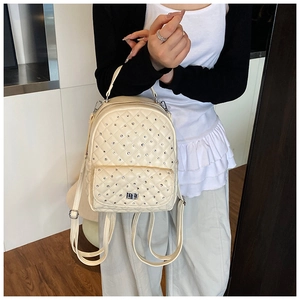 Dettaglio mini zaino trapuntato bianco crema con strass e chiusura a girello in metallo