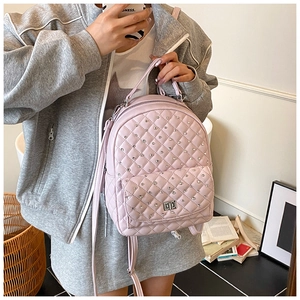 Dettaglio mini zaino rosa trapuntato con strass e chiusura girevole in metallo