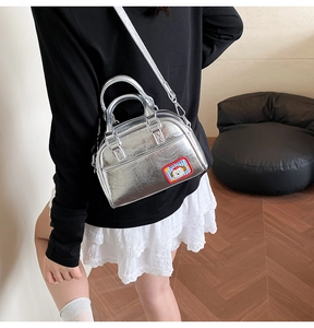 Mini sac à main argenté métallisé avec patch chiot et bandoulière amovible