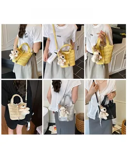 Vues détaillées du sac seau ajouré montrant la bandoulière et le pendentif ours