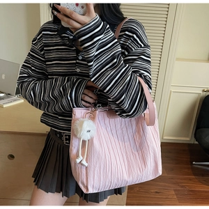Borsa tote rosa a pieghe con ciondolo di peluche e lunghi spallacci in pelle
