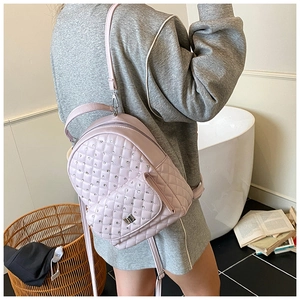 Dettaglio mini zaino rosa trapuntato con strass scintillanti e chiusura a scatto in metallo