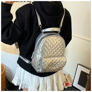 Dettaglio mini zaino trapuntato argento con strass su pelle PU metallizzata lucida