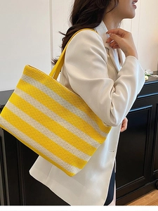 Bolso de hombro tejido a rayas amarillas y blancas con gran capacidad para uso diario