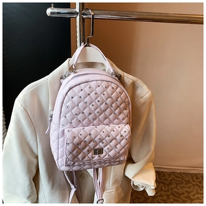 Dettaglio mini zaino in pelle trapuntata rosa con strass lucidi e chiusura a girello
