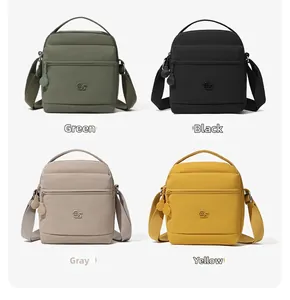 Détail de sacs bandoulière stylés en nylon vert, noir, gris et jaune de haute qualité