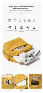 Détail du sac en nylon jaune avec deux poches principales et plusieurs compartiments