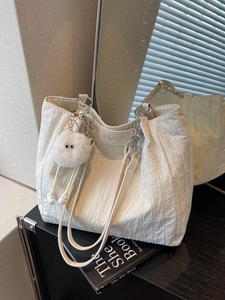 Borsa Tote in Tela Plissettata da Donna Grande Capacità Tracolla a Catena Con Ciondolo in Peluche Casual Moda Estate Shopping