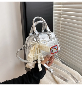 Sac bowling argenté avec un patch de chien mignon et un pendentif en perles et dentelle