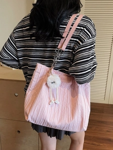 Borsa tote in tela plissettata rosa con tracolla a catena e ciondolo a forma di mostro