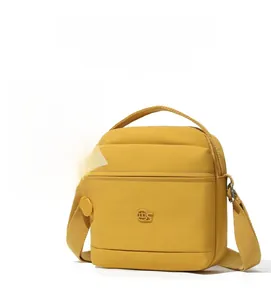 Vue détaillée montrant la grande capacité et les compartiments de ce sac jaune tendance