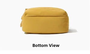 Vue détaillée du fond d'un sac à main en tissu jaune montrant la texture en toile