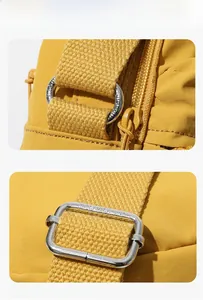 Détails du sac en nylon jaune avec boucles en métal argenté et sangle renforcée