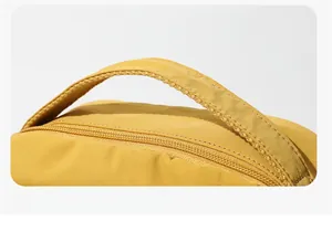 Gros plan sur la poignée large en nylon jaune avec texture fine et fermeture éclair