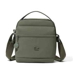 Détail du sac à bandoulière en nylon vert olive avec logo ms et fermeture à glissière