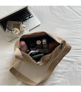 Innenansicht der beigen Canvas-Tasche mit großem Fassungsvermögen für Alltagsgegenstände