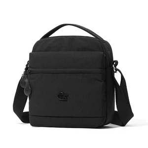 Détail de la bandoulière en nylon noir imperméable avec poche zippée et sangle ajustable