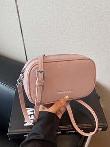 Sac à bandoulière rose en cuir grainé avec sangle réglable et double fermeture éclair