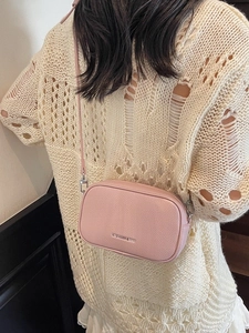 Petit sac carré rose à texture litchi avec fine bandoulière réglable et élégante