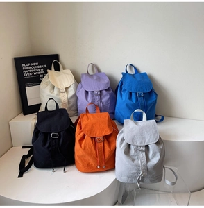 Sacs à dos en nylon multicolores en six teintes avec rabat et fermeture à cordon