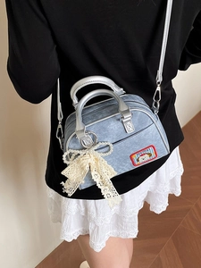 Mini sac bowling en jean bleu clair avec noeud en dentelle et patch chiot sur modèle