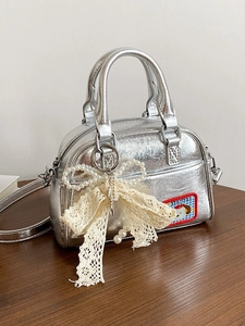 Sac bowling argenté chic avec breloque perle et dentelle et joli écusson de dessin animé