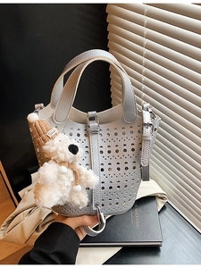 Sac Seau Ajouré Découpe Laser pour Femmes Avec Pendentif Ours en Peluche Sac Bandoulière en Cuir PU Fourre-tout Polyvalent