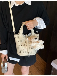Sac seau beige ajouré avec bandoulière et charmant pendentif ours pour femme