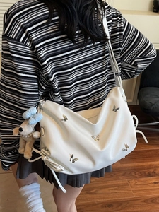 Sac à Épaule Hobo pour Femmes en Cuir PU Décoration de Papillon Avec Charme de Chiot en Peluche Grand Sac Fourre-tout Ruched
