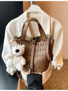 Sac seau marron ajouré avec motifs découpés au laser et charmant ours en peluche
