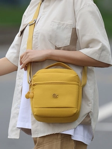 Sac bandoulière tendance en nylon jaune vif avec large sangle et poche frontale zippée