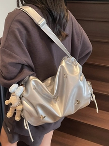 Sac argenté métallique avec papillons 3D et style plissé chic pour femmes