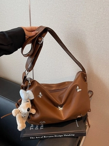 Sac à main marron en similicuir avec boucle papillon et breloque petit chiot