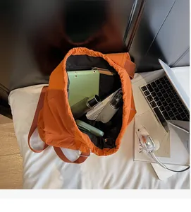 Sac à dos étanche orange grande capacité montrant le rangement pour tablettes et accessoires