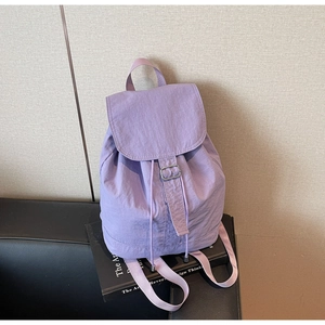 Détail du sac à dos en nylon violet clair imperméable avec cordon et boucle en métal