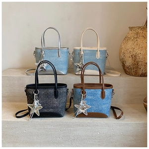 Quatre sacs seaux en denim et tissu avec breloques étoiles sur des marches