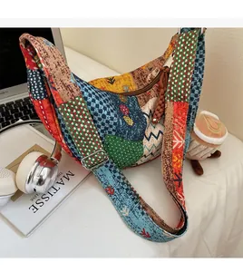 Dettaglio della borsa a tracolla patchwork con motivi etnici e tracolla larga regolabile