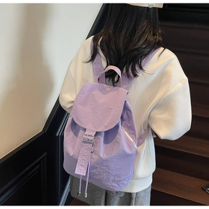 Vue arrière d'un sac à dos en nylon violet pour femme avec fermeture à rabat