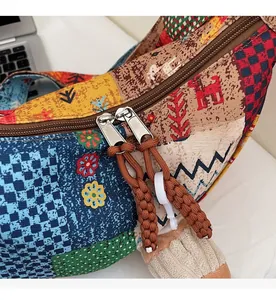 Dettaglio della cerniera in metallo e del tessuto patchwork colorato della borsa